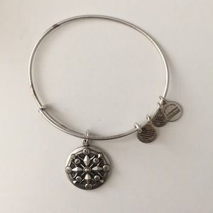 🍭 Alex and Ani compass bracelet